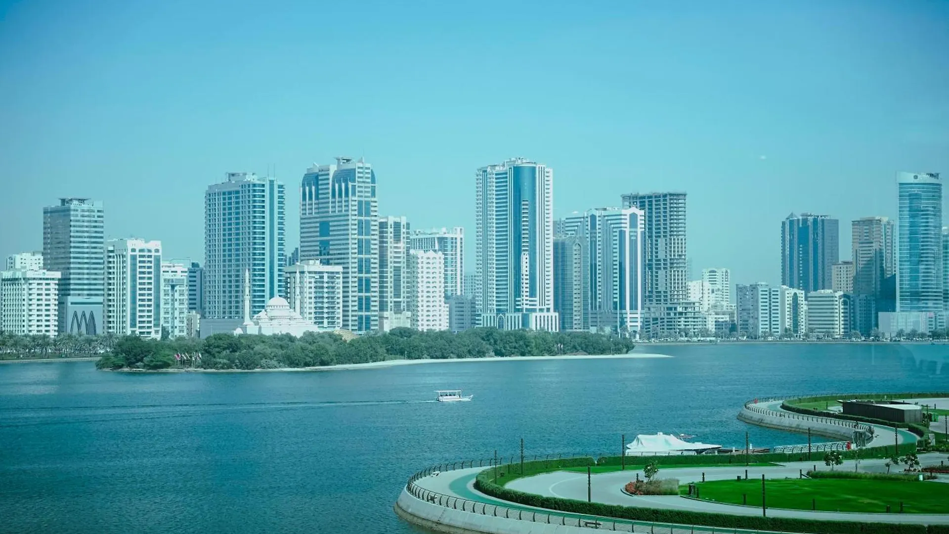 Copthorne Hotel Sharjah 4*,